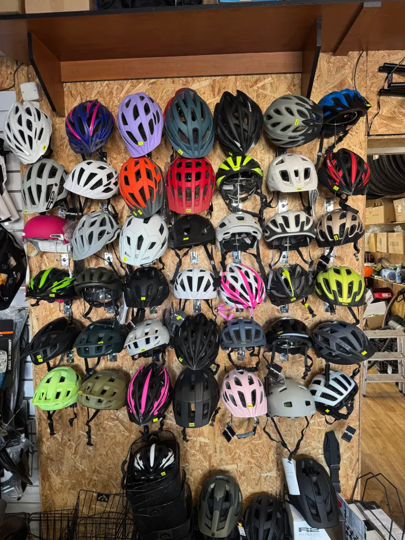Stěna s desítkami cyklistických helem v různých barvách