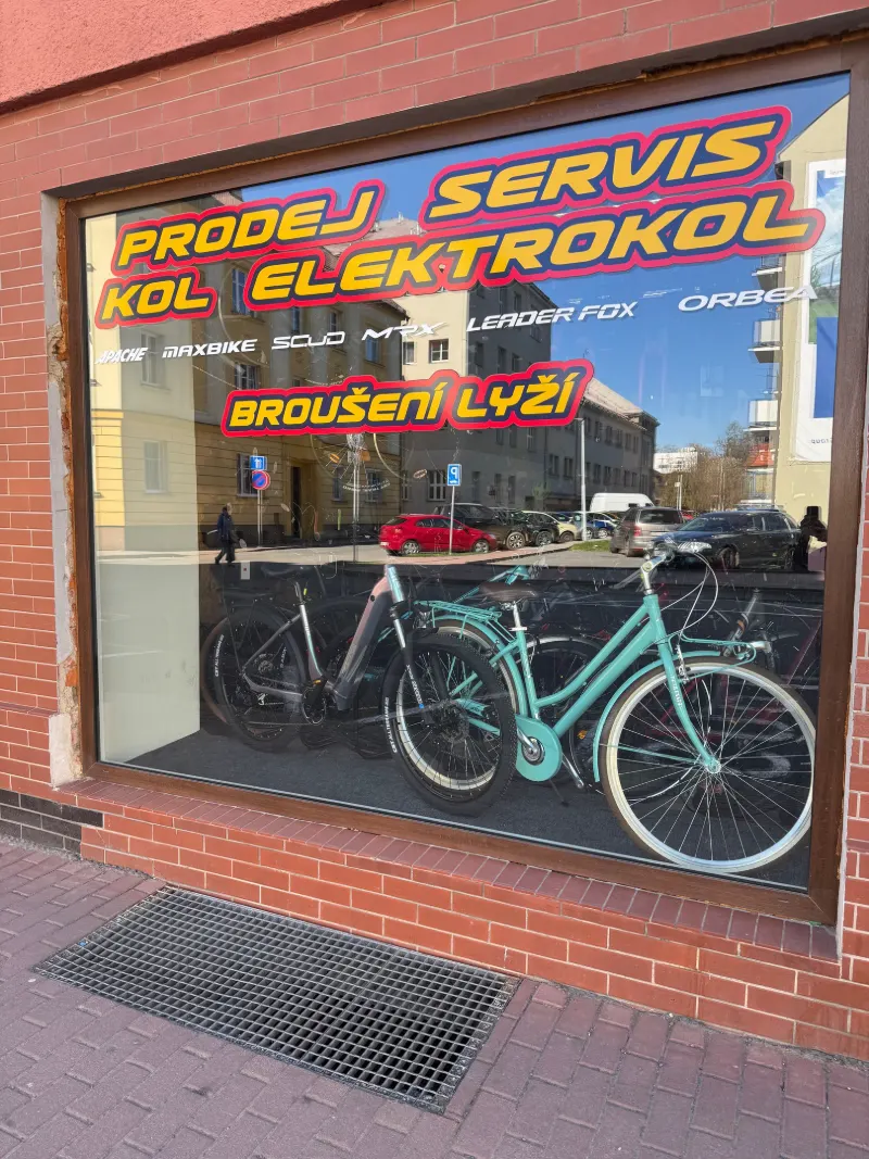 Výloha s nápisy Prodej kol, Servis elektrokol a Broušení lyží